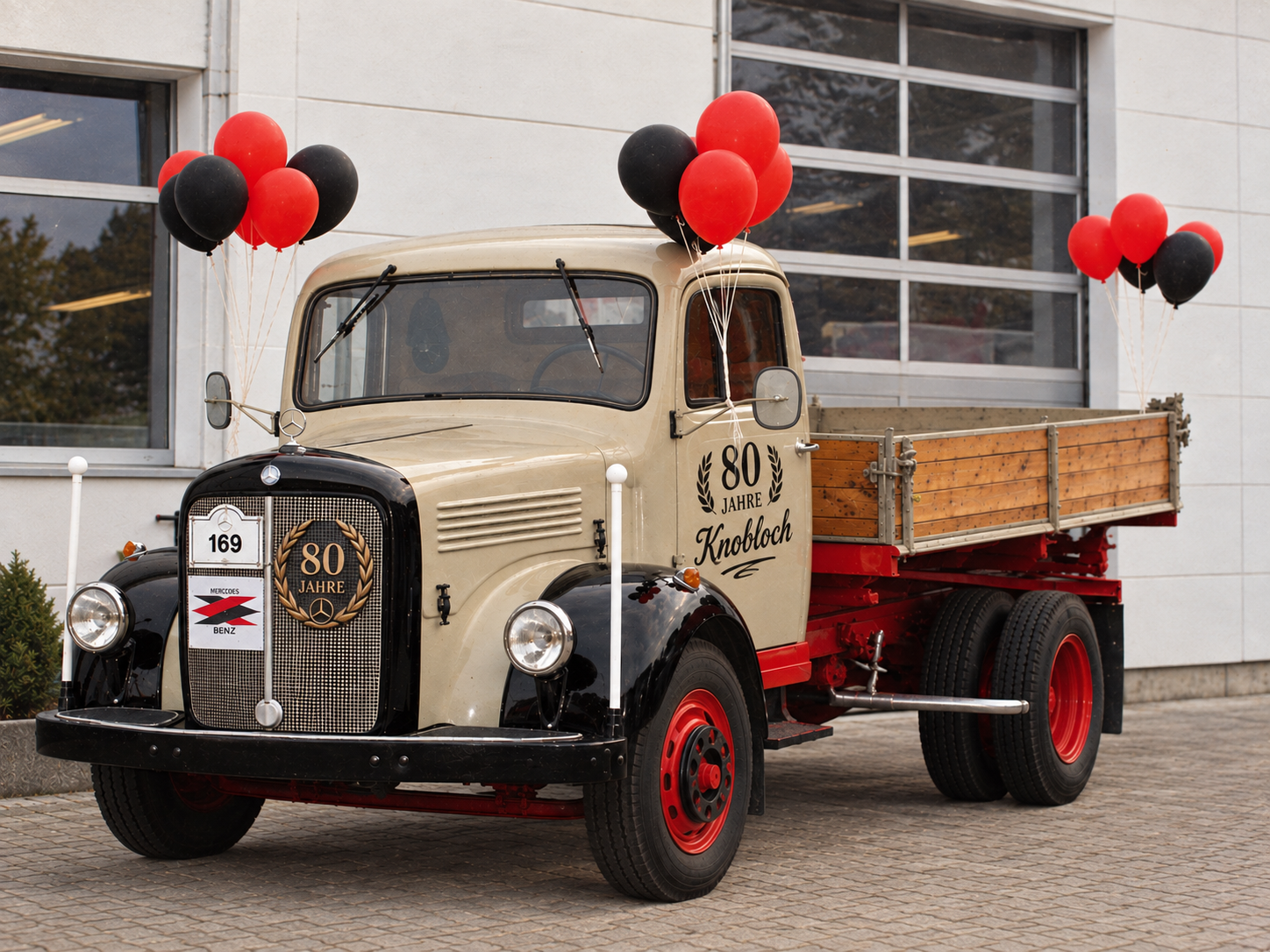 Historischer Mercedes-Benz Pritschenwagen mit Aufschrift 80 Jahre Knobloch